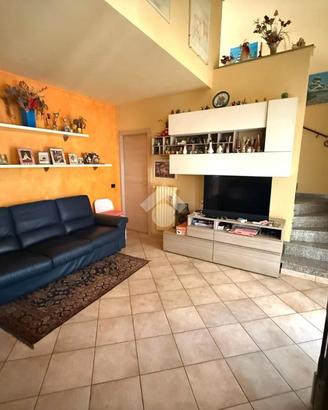 CASA SEMINDIPENDENTE A CASSOLNOVO