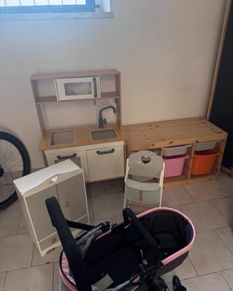 Cucina in legno + mobili e passeggino