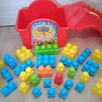 Costruzioni con contenitore a forma di casetta