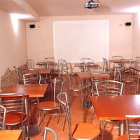 Tavoli quadrati e rotondi con sedie