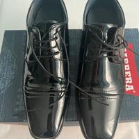 Scarpe nere lucide eleganti