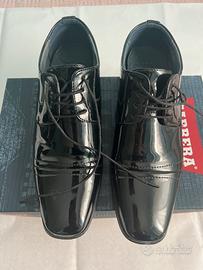 Scarpe nere lucide eleganti