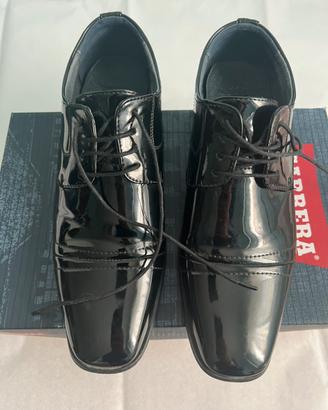 Scarpe nere lucide eleganti