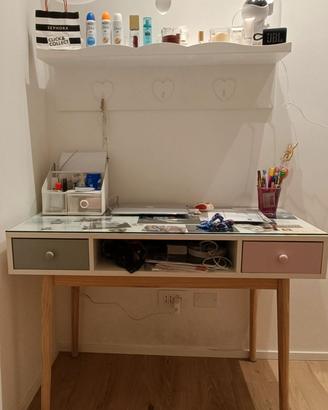Postazione studio: scrivania mensola e sedia