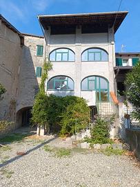 Ampia casa indipendente su più livelli a Quassolo