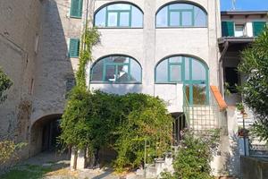 Ampia casa indipendente su più livelli a Quassolo