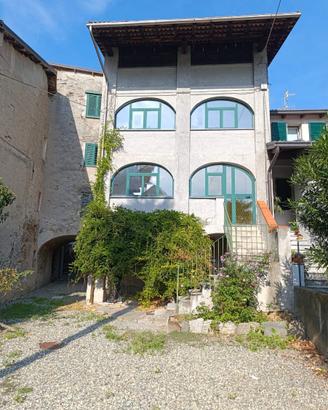 Ampia casa indipendente su più livelli a Quassolo