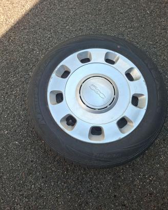 Gomme e cerchi in ferro con borchie per Fiat 500