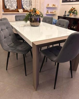 Tavolo da pranzo con sedie