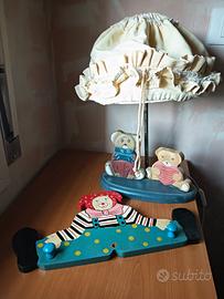 lume e appendiabiti per cameretta in legno