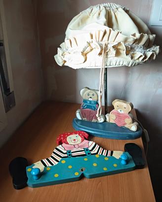 lume e appendiabiti per cameretta in legno