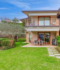 VILLA A SCHIERA D'ANGOLO A MONIGA DEL GARDA