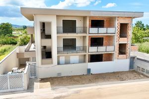 Intero Stabile di 3 appartamenti allo stato grezzo