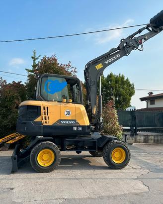 E229 Escavatore gommato Volvo 50 q