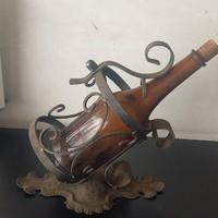 Antico portabottiglie in ferro battuto. La bottigl