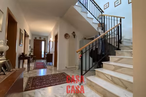 Casa singola dalle ampie metrature in centro ad Es