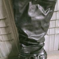 Stivali neri alti con tacco e fibbia