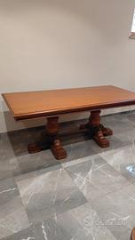 Tavolo e sedie in legno