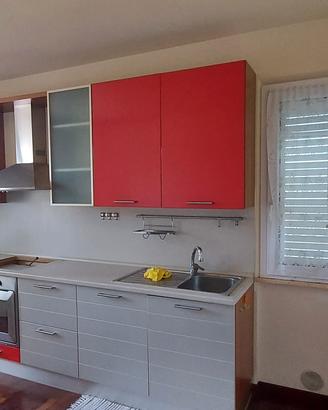 Cucina laccata con piano cottura nuovo