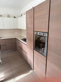 Cucina completa, forno e lavastoviglie funzionanti