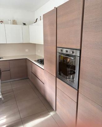 Cucina completa, forno e lavastoviglie funzionanti