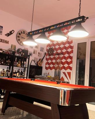 tavolo da biliardo con lampadario