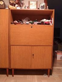 MOBILE SCRITTOIO IN LEGNO CON ANTE E RIPIANI