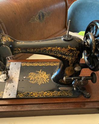 Singer 1981 a manovella con valigia in legno