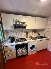 Cucina completa con forno, fornelli e lavello