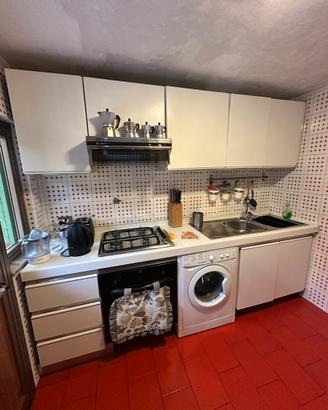 Cucina completa con forno, fornelli e lavello