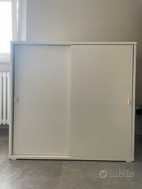 Mobile Ikea con ante scorrevoli