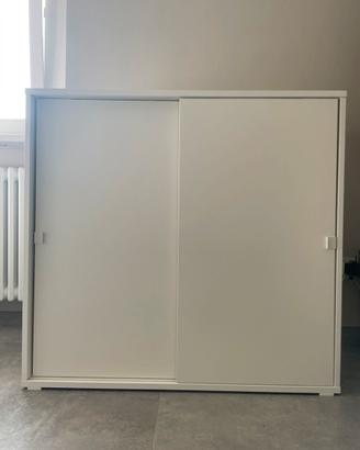 Mobile Ikea con ante scorrevoli
