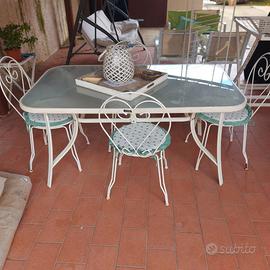 Tavolo e sedie da giardino