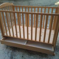 Lettino di legno con materasso