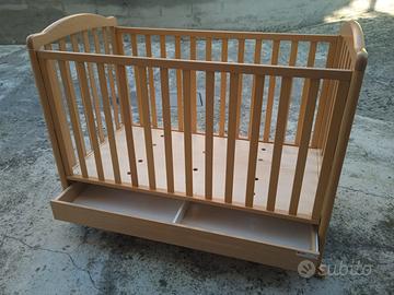 Lettino di legno con materasso