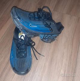 Scarpe blu e nere