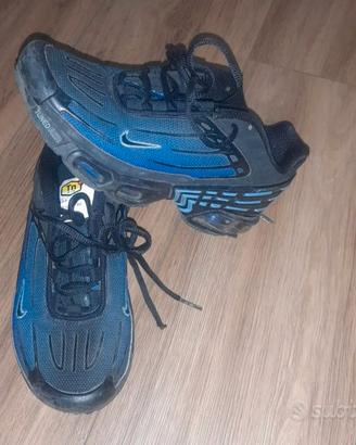 Scarpe blu e nere