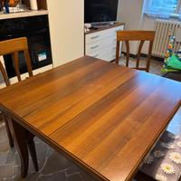 Tavolo in legno apertura a ribalta con 4 sedie.