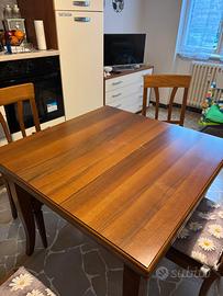 Tavolo in legno apertura a ribalta con 4 sedie.