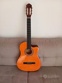 chitarra classica amplificata 