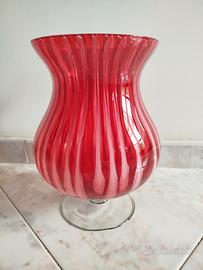Vaso in vetro soffiato rosso con decori bianchi
