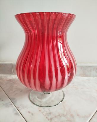 Vaso in vetro soffiato rosso con decori bianchi