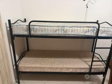 Letto a castello in metallo nero con 2 materassi