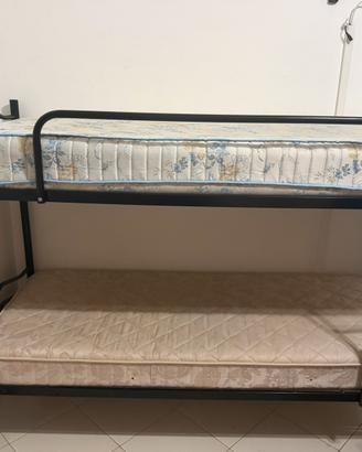 Letto a castello in metallo nero con 2 materassi