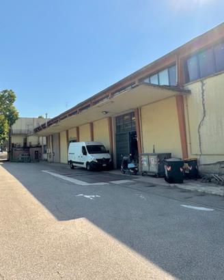 Magazzino di 1.900 mq uscita autostra Ferrara nord