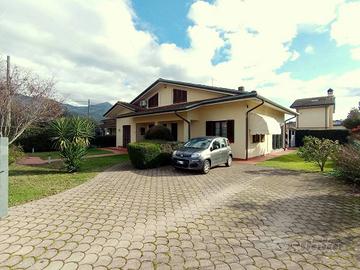 Villa di 155 m² con più di 5 locali a Pietrasanta