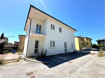 Villa di 200 m² con più di 5 locali e posto auto a
