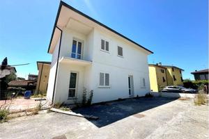 Villa di 200 m² con più di 5 locali e posto auto a