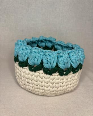 Cestino fiori azzurro per decorare casa uncinetto