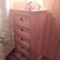 Cassettiera stretta cinque cassetti legno pino